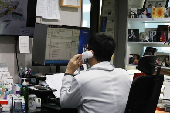 비대면 진료 제도화 '성큼'…18세미만·65세이상 초진 허용 추진