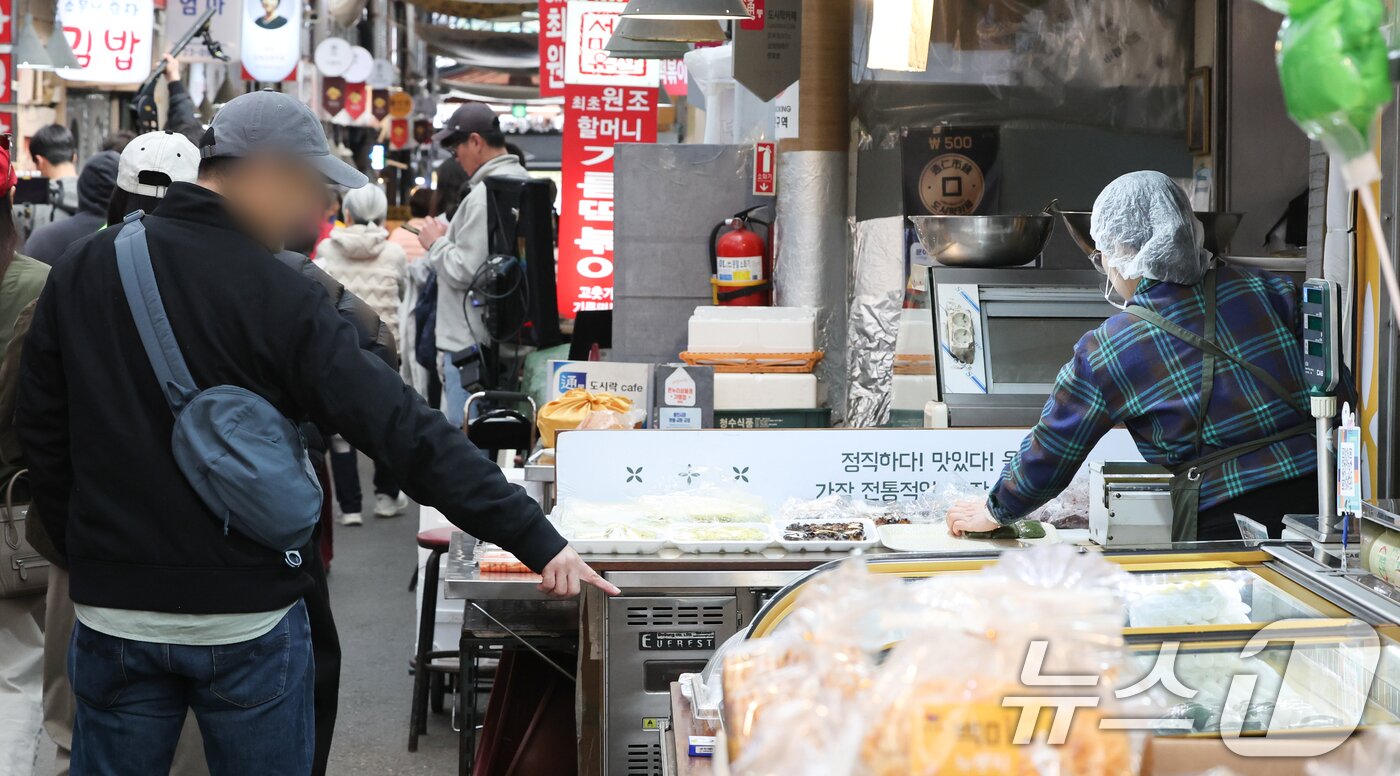 본문 이미지 - 사진은 서울 종로구의 한 전통시장 모습. 2025.4.15/뉴스1 ⓒ News1 허경 기자