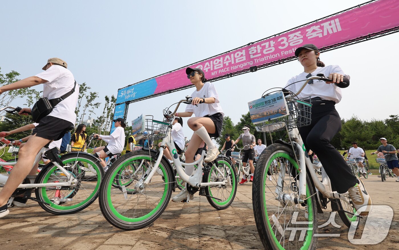 본문 이미지 - 30일 오전 서울 광진구 뚝섬한강공원에서 열린 제2회 쉬엄쉬엄 한강 3종 축제에서 참석자들이 자전거를 타고 있다. 2025.5.30/뉴스1 ⓒ News1 이동해 기자