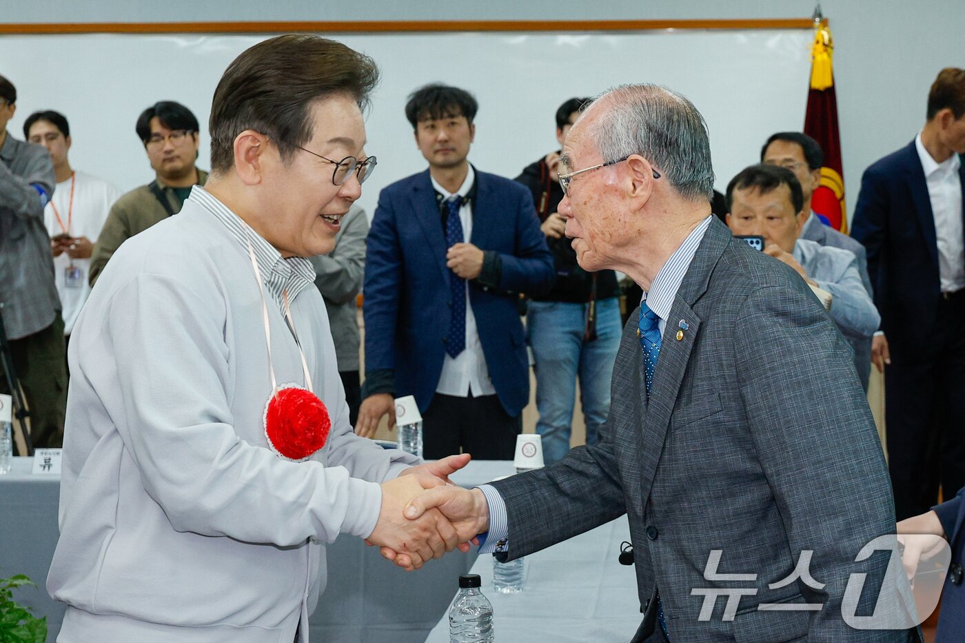 본문 이미지 - 이재명 대통령이 후보 시절이던 지난 5월 7일 오후 전북 익산시 대한노인회 익산지회에서 열린 임원과의 간담회에서 참석자들과 인사하고 있다. 2025.5.7/뉴스1 ⓒ News1 안은나 기자