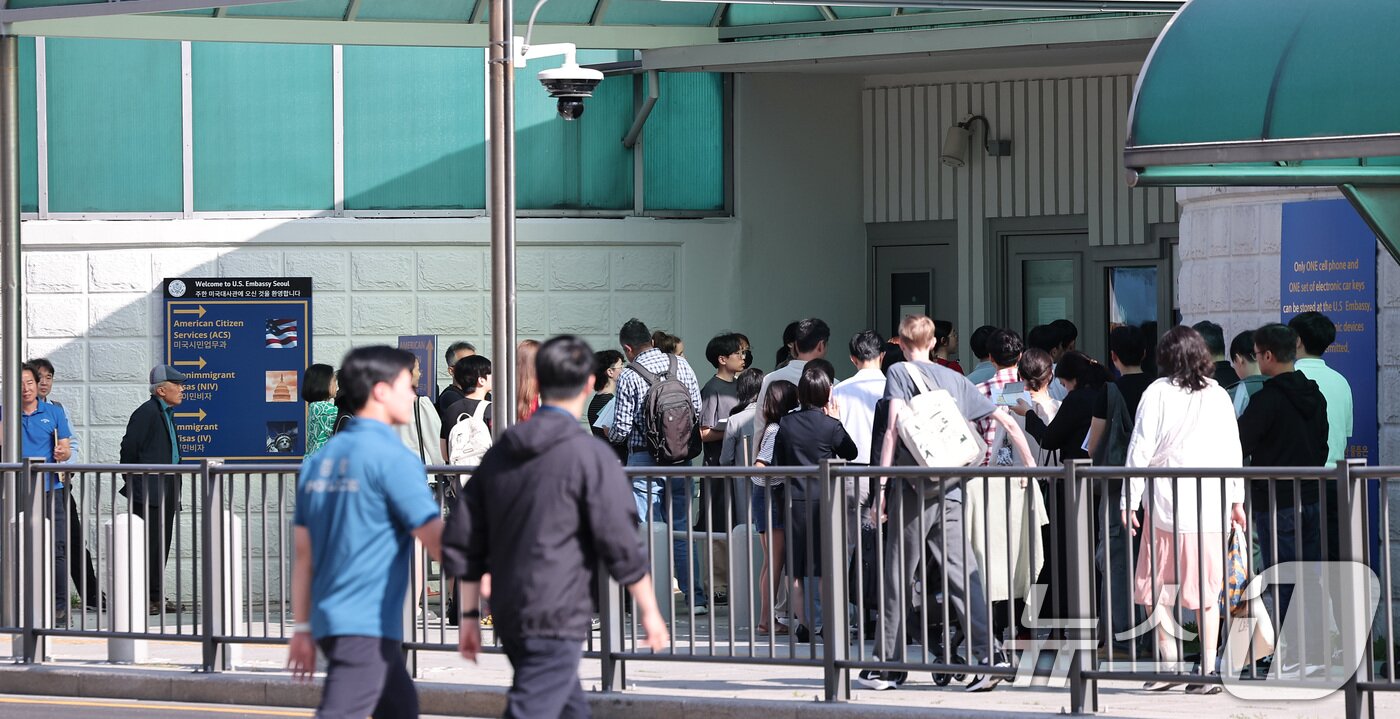 본문 이미지 - 5일 오전 서울 종로구 주한미국대사관 앞에 미국 비자를 발급 받으려는 시민들이 줄 지어 서 있다. 2025.6.5/뉴스1 ⓒ News1 김성진 기자