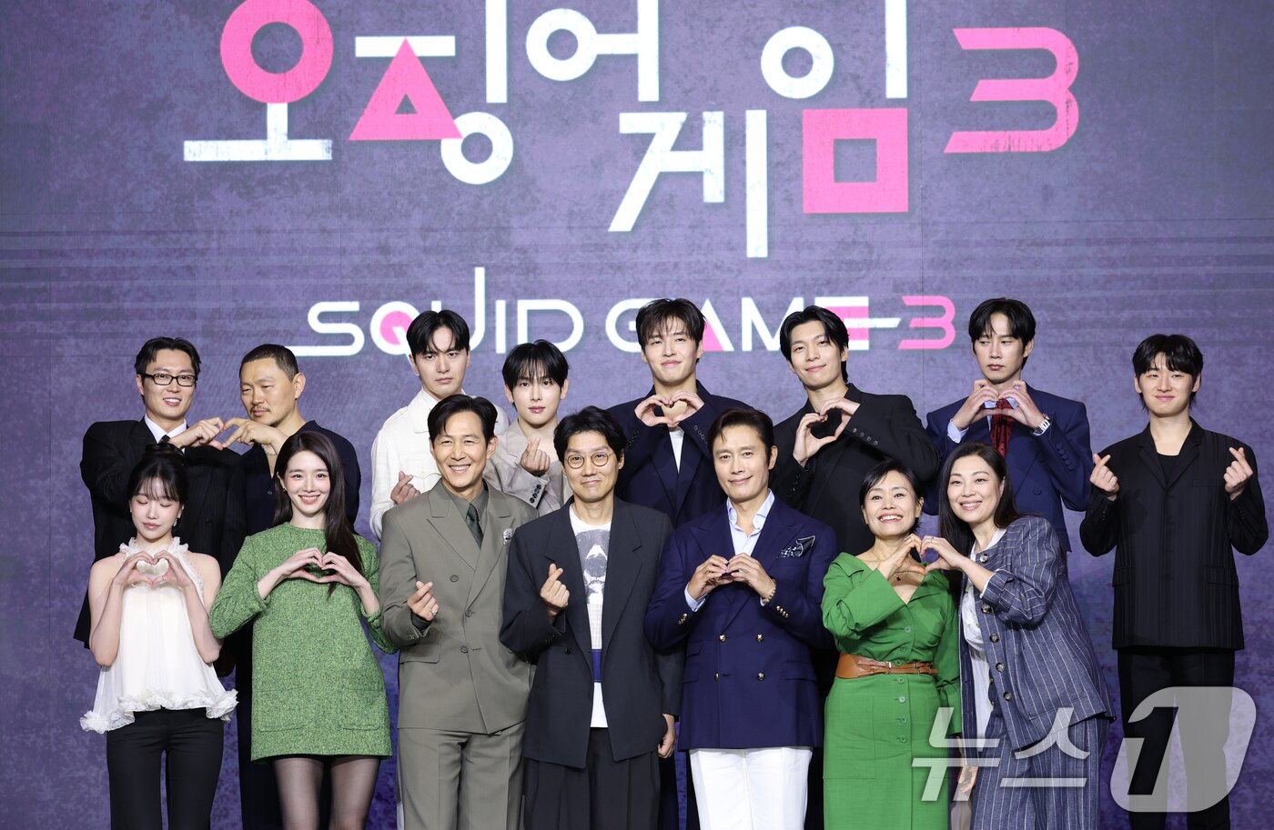 본문 이미지 - 9일 서울 용산구 서울드래곤시티에서 열린 넷플릭스 시리즈 &#39;오징어 게임&#39; 시즌3 제작발표회에서 드라마 주역들이 포즈를 취하고 있다. &#39;오징어 게임&#39; 시즌3은 자신만의 목적을 품고 다시 참가한 게임에서 가장 친한 친구를 잃고 만 ‘기훈’과, 정체를 숨긴 채 게임에 숨어들었던 프론트맨, 그리고 그 잔인한 게임 속에서 살아남은 참가자들의 마지막 운명을 그린 이야기​다. 2025.6.9/뉴스1 ⓒ News1 권현진 기자